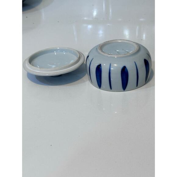 Vintage Blue & White Round Porcelain Lidded Trinket Round Dish 3" diameter - Picture 2 of 5
